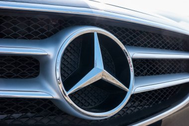 AÇEN, ALMANY MARCH, 2017: Mercedes Benz logosu bir araba ızgarasına yakın çekim. Mercedes-Benz bir Alman otomobil üreticisi. Marka lüks otomobiller, otobüsler, koçlar ve kamyonlar için kullanılır..