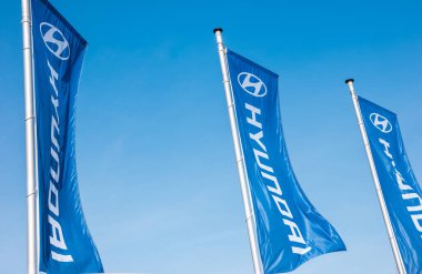 AÇEN, ALMANLIK MARCH, 2017: mavi gökyüzüne karşı Hyundai bayrakları. Hyundai Motor Company, 1967 yılında kurulan çok uluslu bir Güney Koreli otomotiv üreticisi..