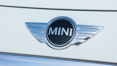 Mini Cooper 'ın araba logosu 2017' de Alman yürüyüşü. 2000 yılından beri BMW tarafından üretilen bir modeldir. BMW 1916 yılında kurulan lüks bir Alman otomobil, motosiklet ve motor imalat şirketidir..
