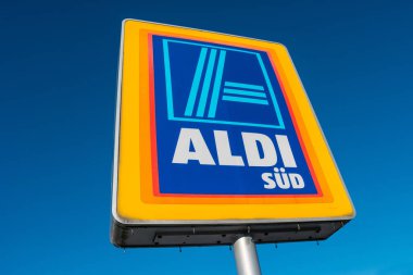 AAAAÇEN, GERMANY JANUARY, 2017: Almanya 'da mavi gökyüzüne karşı Aldi Sd logosu Almanya merkezli indirimli süpermarket zinciri şu anda 10.000' den fazla mağaza işletiliyor.