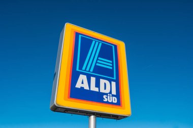 AAAAÇEN, GERMANY JANUARY, 2017: Almanya 'da mavi gökyüzüne karşı Aldi Sd logosu Almanya merkezli indirimli süpermarket zinciri şu anda 10.000' den fazla mağaza işletiliyor.