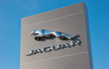 AAÇEN, ALMANLIK HAZİRAN, 2017 Jaguar Logosu mavi gökyüzüne karşı. Jaguar / Land Rover, merkezi Whitley, Coventry, İngiltere 'de bulunan ve 2008 yılından beri Tata Motor' a ait olan çok uluslu bir otomobil üreticisi..