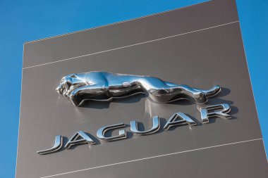 AAACHEN, ALMANY JANUARY, 2017: Jaguar 'ın marka logosu. Jaguar / Land Rover, merkezi Whitley, Coventry, İngiltere 'de bulunan ve 2008 yılından beri Tata Motor' a ait olan çok uluslu bir otomobil üreticisi..