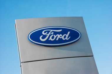 AAACHEN, ALMANY HAZİRAN, 2017: Ford satıcısı mavi gökyüzüne karşı işaret veriyor. Ford Motor Company, Henry Ford tarafından 1903 yılında kurulan çok uluslu bir otomobil üreticisi..