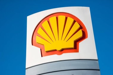 AACHEN, ALMANY JANUARY, 2017: Shell Oil Company 'nin işareti. Shell Oil Company, çok uluslu bir petrol şirketi olan Royal Dutch Shell 'in ABD merkezli yan kuruluşu..