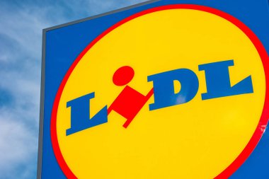 AAACHEN, ALMANY HAZİRAN, 2017: LIDL süpermarket zincirinin işaretini kapat. LIDL, Almanya 'nın Baden-Wuerttemberg eyaletinde yer alan bir süpermarket zinciri..