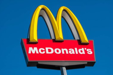 AAAACHEN, ALMANY HAZİRAN, 2017: Almanya 'daki McDonald' s restoranının kapanışı. McDonald 's Corporation dünyanın en büyük hamburger fast food restoranları zinciri..