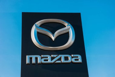 AAACHEN, GERMANY HAYVANESİ, 2017: Mazda bayilik tabelası mavi gökyüzüne karşı. Mazda bir Japon otomobil üreticisi ve yılda 1 milyondan fazla araç üretiyor..