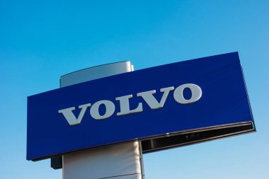 AAÇEN, ALMANLIK HAZİRAN, 2017: mavi gökyüzüne karşı Volvo logosu. Volvo, merkezi Goteborg 'da bulunan İsveçli çok uluslu imalat şirketi..