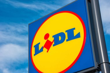 AAÇEN, ALMANY HAZİRAN, 2017: Mavi bulutlu gökyüzüne karşı LIDL süpermarket zinciri işareti. LIDL, Almanya 'nın Baden-Wuerttemberg eyaletinde yer alan bir süpermarket zinciri..