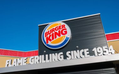 AACHEN, ALMANY HAYVANESİ, 2017: Burger King tabelası. Burger King (İngilizce: Burger King, kısaca BK, kısaca BK), Birleşik Devletler 'in hamburgerci restoranları zinciri. Burger King 'in...