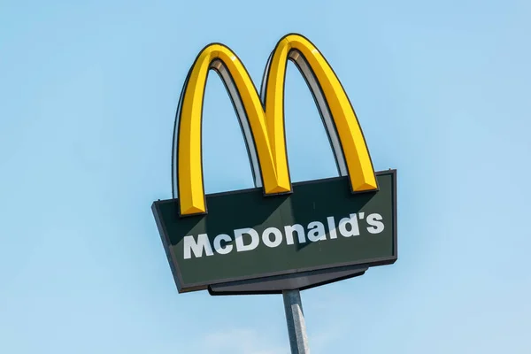 Berlin Niemcy Lipiec 2019 Znak Logo Mcdonalds Jest Największa Świecie — Zdjęcie stockowe