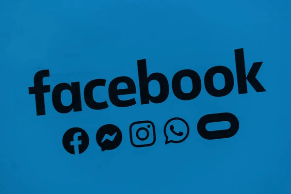 ベルリン ドイツ2019年7月 ソーシャルメディアアイコンを持つFacebookロゴ Facebookは2004年にマークZuckbergによって設立された人気のソーシャルメディアサービスです — ストック写真