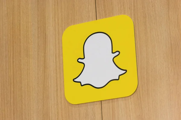 Лин Германия Июль 2019 Логотип Snapchat Радугой Напечатанной Бумажной Стене — стоковое фото