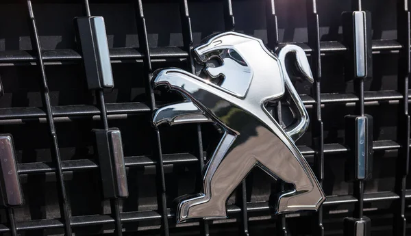 Peugeot logosu, bir araba ızgarasının üzerine yakın plan çekimdi. Peugeot, Fransız otomobil markası, PSA Peugeot Citroen 'in bir parçası..