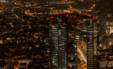 Geceleyin Frankfurt 'ta finans bölgesi gökdelenleri