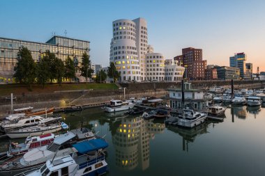 Düsseldorf Medienhafen yumuşak akşam ışığında, Nordrhein-Westfalen, Almanya, Avrupa