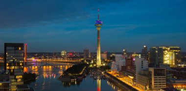 Düsseldorf Skyline gece silueti