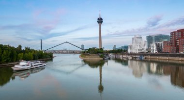 Gün batımında Düsseldorf 'taki medya limanı bulutlu gökyüzü, Almanya