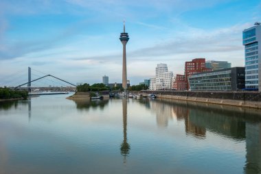 Düsseldorf şehri gün batımında ufuk çizgisi, Almanya