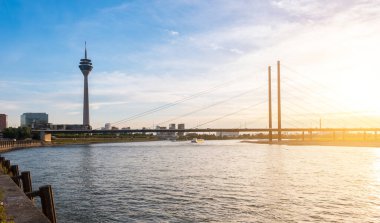 Duesseldorf yaz günbatımı ufuk çizgisi
