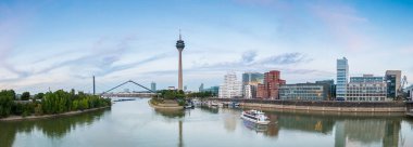 Gün batımında Düsseldorf Medya Limanı Panoraması