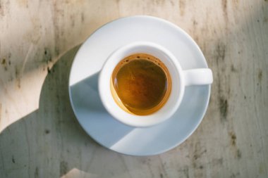 Ahşap arka planda espresso kahvesi.