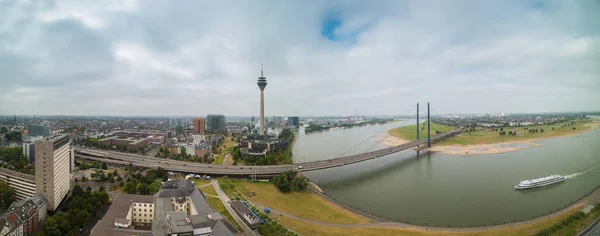 Yazın Düsseldorf Panorama Manzarası — Stok fotoğraf