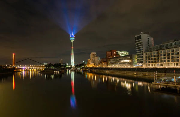 Torre Televisión Düsseldorf Luz Que Ilumina Cielo Alemania —  Fotos de Stock