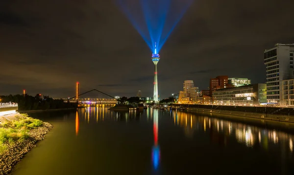 Skyline Dusseldorf Noche Con Luz Que Brilla Desde Rheinturm — Foto de Stock