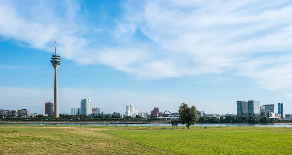 Stadtbild Von Düsseldorf Einem Bewölkten Sommertag — Stockfoto