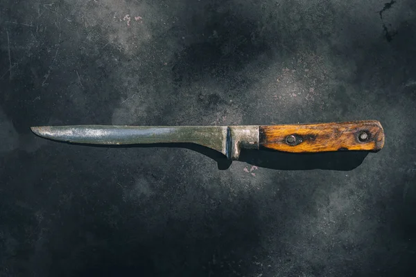 锈蚀金属片上的旧屠刀 — 图库照片