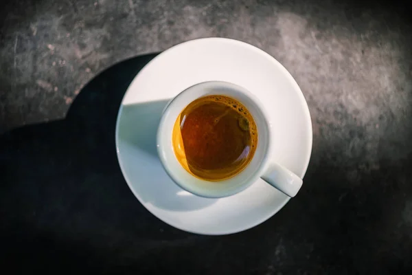Белая Чашка Кофе Эспрессо Темном Фоне — стоковое фото