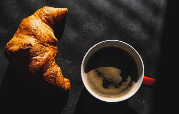 Croissanty Kawą Francuskie Rogaliki Talerzu Czerwona Filiżanka Kawy Ciemnym Tle — Zdjęcie stockowe