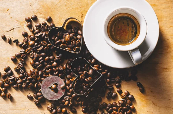 Ahşap Arka Planda Kahve Çekirdekli Taze Espresso Fincanı — Stok fotoğraf