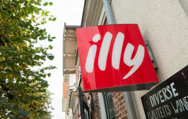 DOMBURG, NETHERLANDS HAZİRAN, 2017: Illy, espresso üretiminde uzmanlaşmış bir İtalyan kahve kızartma şirketi.