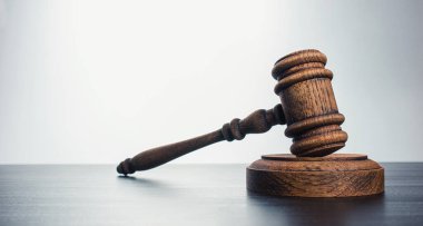 Yargıcın Gavel 'i gri arka planda