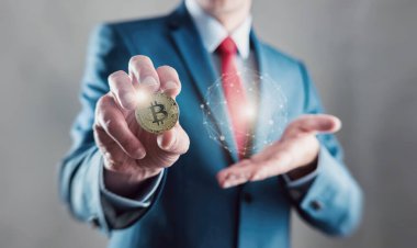 İşadamı mevcut bir bitcoin - Bitcoin büyüme kavramı (yeni sanal para) 