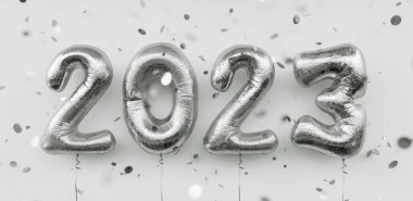 Mutlu 2023 yılları. 2023 gümüş folyo balonu ve beyaz arka plana düşen konfeti. Altın helyum balon numaraları. Bayram posteri ya da pankart konsepti