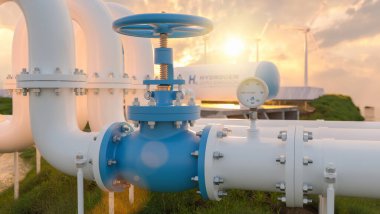 Arka planda hidrojen borusunun manometresi ve rüzgar türbinleri olan boru hattı. Hidrojen enerji depolama konsepti resmi