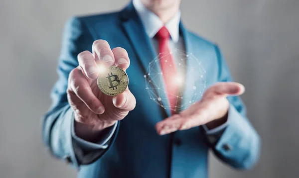 Unternehmer Präsentieren Ein Bitcoin Bitcoin Wachstumskonzept Neues Virtuelles Geld — Stockfoto