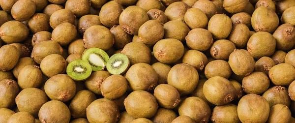 Owoce Kiwi Połową Kiwi Dużym Stosie Wegańskie Jedzenie Koncepcja Obrazu — Zdjęcie stockowe