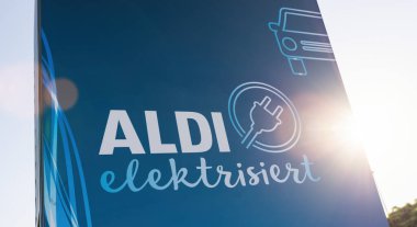 Köln, Almanya, Mart 2022: Aldi Supercharger veya ücretsiz elektrikli araba yüklemesi, akü şarj istasyonu, alternatif enerji kavramı için hiperşarj cihazı. Aldi 10.000 mağazası olan bir süpermarket zinciri..