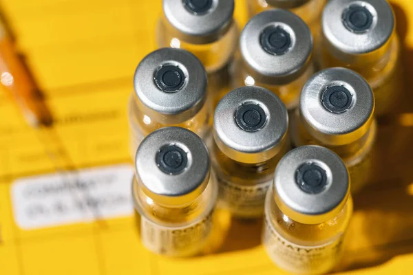 2021年6月2日 德国柏林 在国际疫苗接种证书上使用Pfizerbiontech Covid 19疫苗 注射器和贴纸的首张疫苗接种证书 顶部视图 — 图库照片