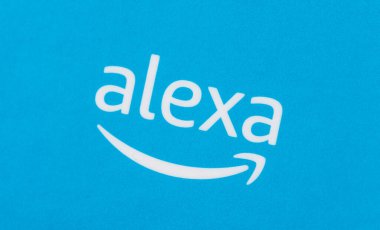 BERLİN, ALMANY HAZİRAN 2020: mavi parsel arka planında Amazon Alexa logosu. Amazon 'dan Echo Dot, Alexa Amazon' dan Smart Home Echo Ses Servisi 'nin sanal asistanı..