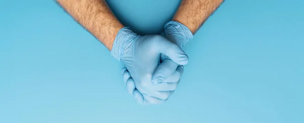 Geef Medische Handschoenen Medisch Spandoek Blauwe Achtergrond Verzorgingsconcept — Stockfoto