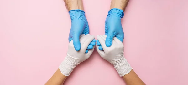 Orvos Kesztyűs Kézzel Fogja Kezét Kesztyűben Orvosi Transzparens Rózsaszín Háttérrel — Stock Fotó