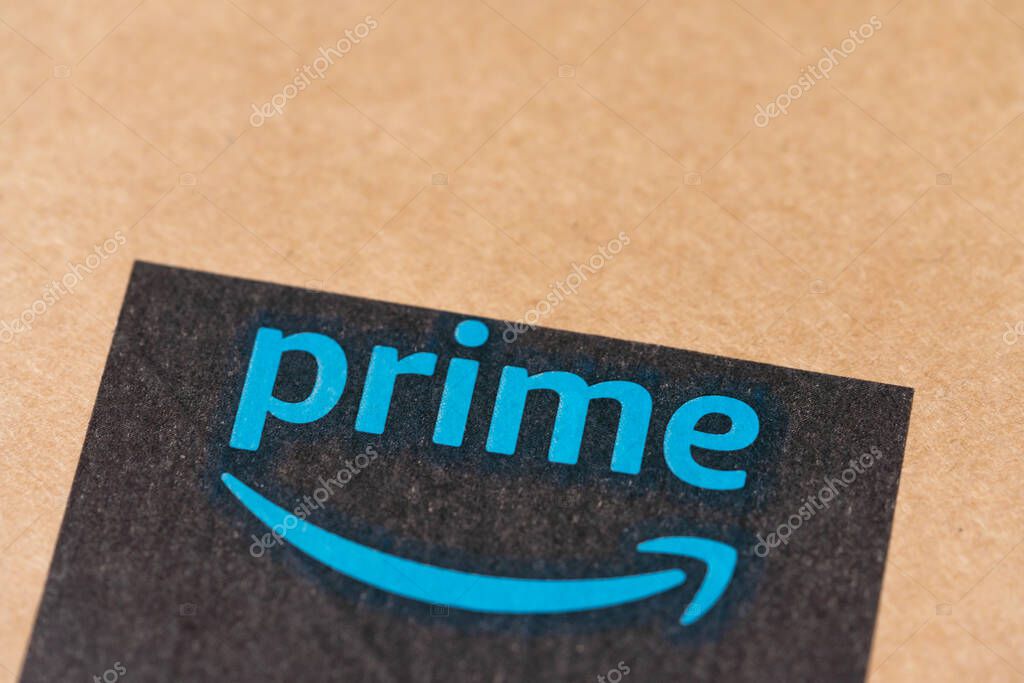 BERLÍN, ALEMANIA JUNIO 2020 Logotipo de Amazon Prime impreso en cinta