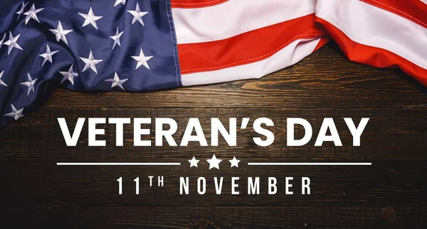 退役軍人の日 全ての奉仕者を称えます 11月11日古い木の背景や背景にアメリカの旗とレタリング — ストック写真