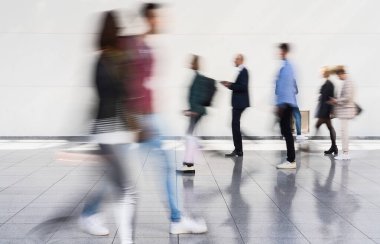 Anonim bulanık bir grup insan ticaret fuarı veya kongreye gidiyor